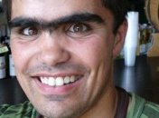 Эта пара пародирует снимки пользователей из приложений для знакомств 