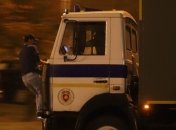 Протесты в Беларуси: автозак наехал на митингующего (Видео)