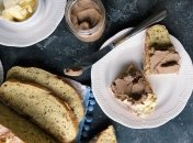 Закуска подходит как праздничному столу, так и ежедневному перекусу