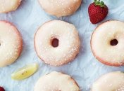 Удивите семью десертом: любимые пончики в лимонной глазури