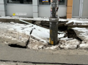 Асфальт продовжує провалюватися