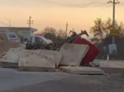 Бетонные плиты не были закреплены и при торможении полетели вперед