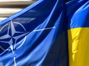 Флаг НАТО и флаг Украины