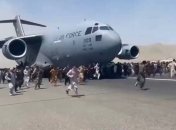 Афганцы пытаются сбежать от талибов, цепляясь за самолеты военных США (видео)