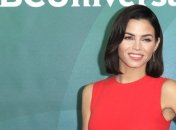 Дженна Деван появилась в стильном наряде на презентации своей книги