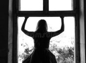 В Киеве девочка-подросток выпала из окна 8 этажа и чудом осталась жива