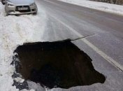 Черная дыра: на дороге в Днепре провалился асфальт