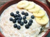 Рецепт дня: овсянка с бананом и взбитыми белками