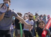 Когда парням скучно на карантине: сотни человек сразились "на мечах" за право носить имя Джош (видео)