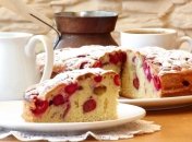 Простой пирог с вишнями