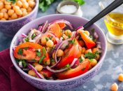 Этот салат гости съедят даже без мяса