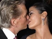 Кэтрин Зета-Джонс умилила поклонников нежным поцелуем с мужем