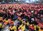 В Южной Корее тысячи граждан требуют отставки президента