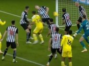 В АПЛ футболист забил обидный автогол лицом (видео)