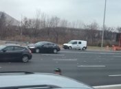 Денежный снег: из инкассатора на дорогу посыпались деньги (Видео)