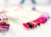 Колірна гама лаків у 2022 році дуже різноманітна