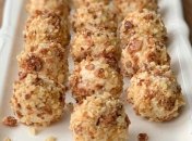 Новогодняя закуска из мяса, сыра и орехов