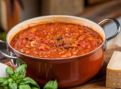 Соус болоньєзе зробить з ваших макаронів шедевр (зображення створено за допомогою ШІ)