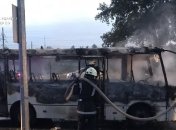 У Києві вщент згорів пасажирський автобус, постраждав водій (відео)