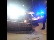Последствия непогоды: на трассе "Киев-Чоп" маршрутка врезалась в снегоочистительную машину. Пострадали пассажиры (фото)