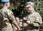 Порошенко наградил 109 десантников
