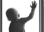 Просили еду из окна: в Мариуполе копы спасли голодных детей 