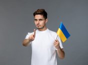 Мужчина с украинским флагом