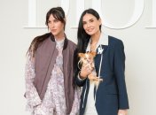 Деми Мур в стильном костюме посетила Париж