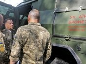 Полторак осмотрел бронеавтомобиль "Новатор", предназначенный для ВСУ