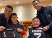 Роналду и Буффон встретились с детьми, пострадавшими от землетрясения в Албании (Видео)