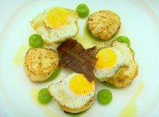 Жареные гребешки с перепелиными яйцами