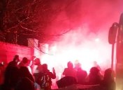 Под домом Порошенко в Козине жгли файеры: что произошло