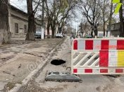 Діра на Праведників світу в Одесі