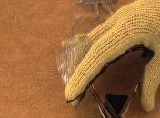 Ученые создали перчатку, которая поможет людям с протезами ощущать объекты