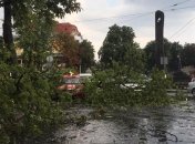 Во Львове буря снесла крышу с многоэтажки и повредила автомобили
