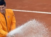 Джокович запустил себе в лоб пробкой от шампанского (Видео)