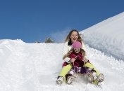 Безопасность зимой: как правильно кататься на санках