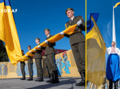 Сидела во время гимна и тыкала средний палец: чиновница Львовской ОВА вляпалась в скандал (видео)