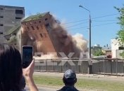 "Второй все": В Харькове взорвали многоэтажное здание заброшенного элеватора (видео)
