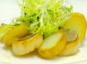 Салат из жареных гребешков с картофелем