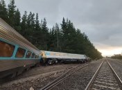Погибли люди: В Австралии пассажирский поезд сошел с рельс (Фото)