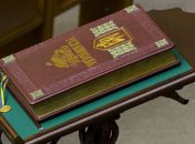 Януковичу нужно изменить Конституцию, чтобы остаться у власти