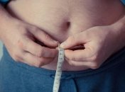 Маленькие порции и активный отдых: 5 здоровых привычек, которые помогут избавиться от жира на животе