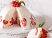 Рецепт дня: сметанный торт с клубникой и печеньем