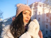 Девушка мерзнет на улице