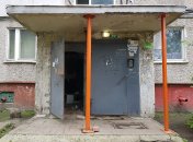 Під’їзд будинку на "Амурі"