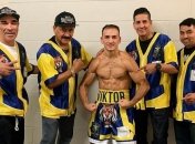 Небитый украинский боксер болезненным нокаутом победил американца (Видео)