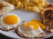 Лучше не есть это блюдо на завтрак: чем вредна обычная яичница