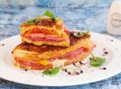 Рецепт дня: сэндвич с жареной колбасой и чипсами