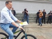 Ляшко приехал на встречу с Зеленским на велосипеде: видео